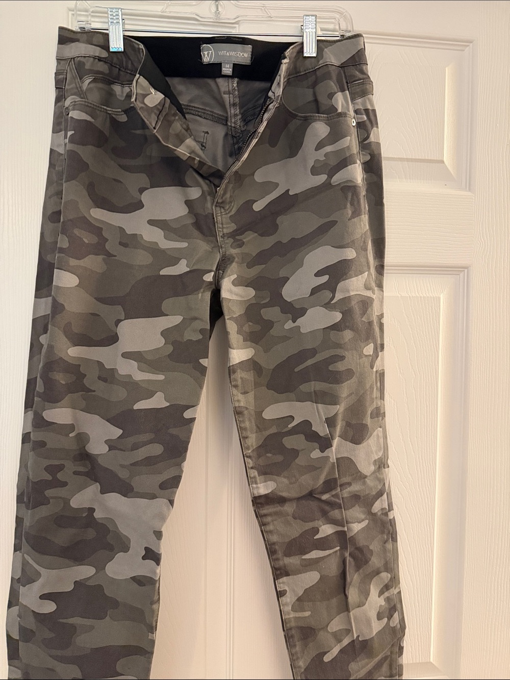 Wit & Wisdom Women’s Green & Gray Camo Cargo Pants